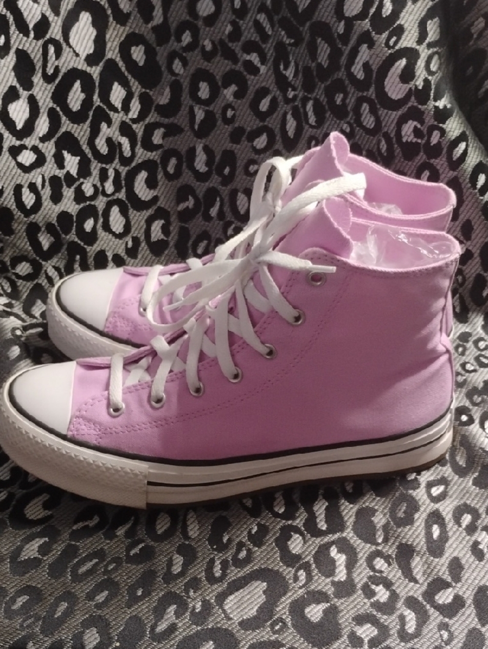 Women’s Light Pink High-Top Converse Sneakers with White Laces NWOB - Picture 3 of 6